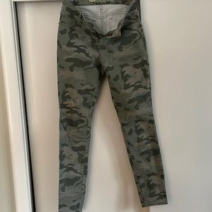 Never worn Old Navy army jeans